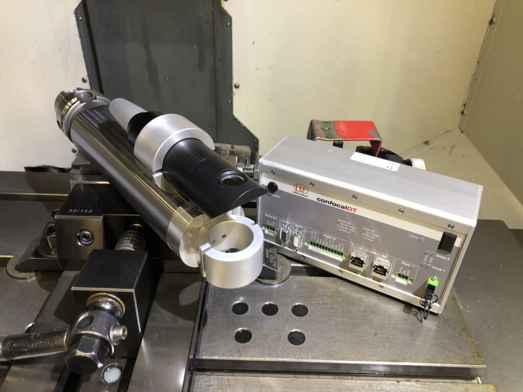 confocalDT w uchwycie do maszyny CNC
