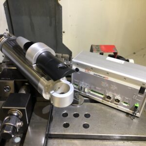 confocalDT w uchwycie do maszyny CNC